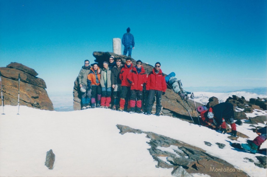 De izquierda a derecha: David, Sara, Zaida, Javi, Joaquín, Quique, Antonio y Jesús en la cima del Mulhacén, 3.479 mts.